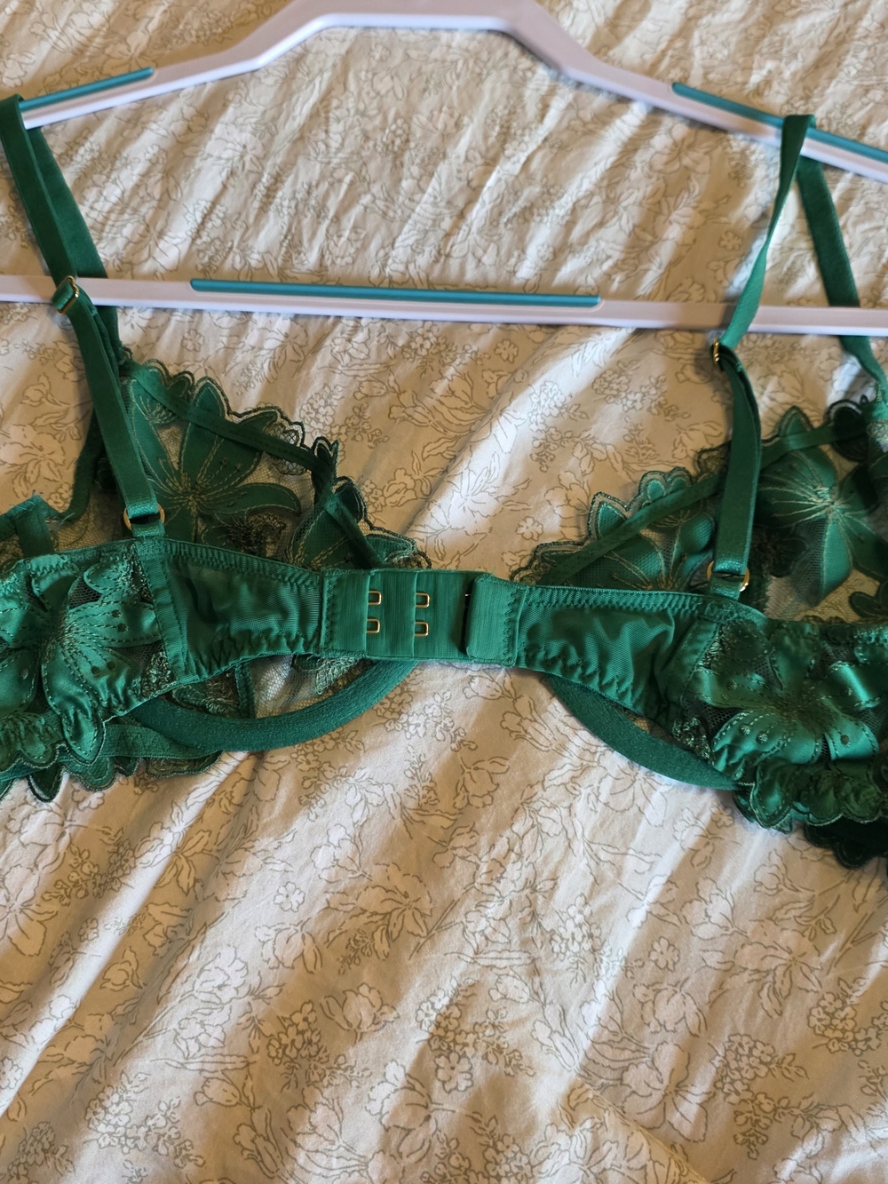 Victoria's Secret Emerald Green Lace Underwire Bra - Picture 2 of 3
